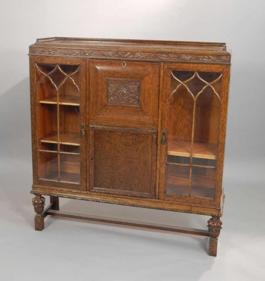 Appraisal: A mid thC oak bureau cabinet with a raised gallery