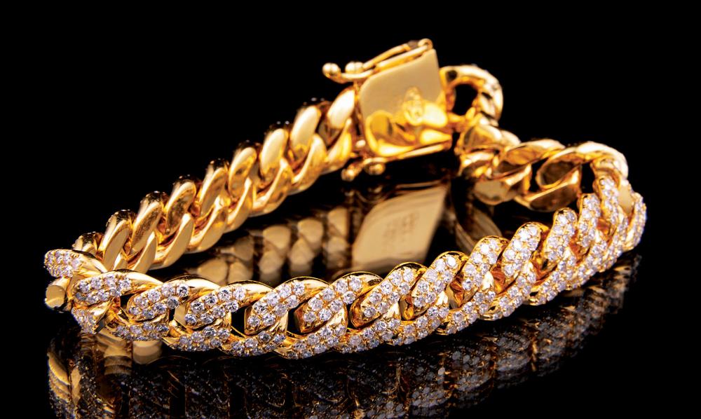 Appraisal: kt Yellow Gold and Diamond Curb Chain Bracelet diamond total