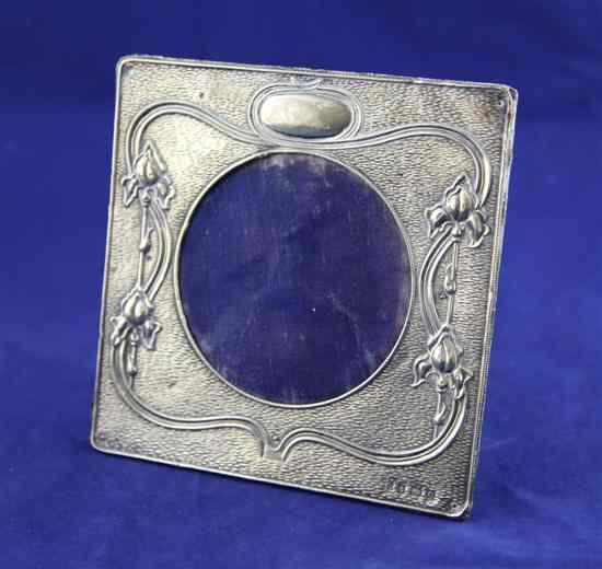 Appraisal: An Edwardian Art Nouveau repousse silver square photograph frame decorated