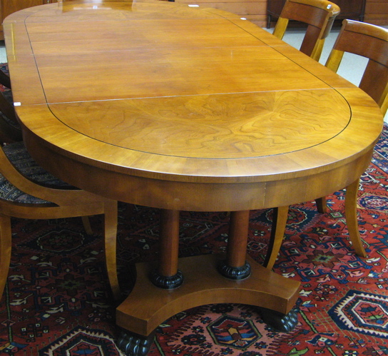 Appraisal: REGENCY STYLE ROUND PEDESTAL DINING TABLE WITH TWO LEAVES Baker