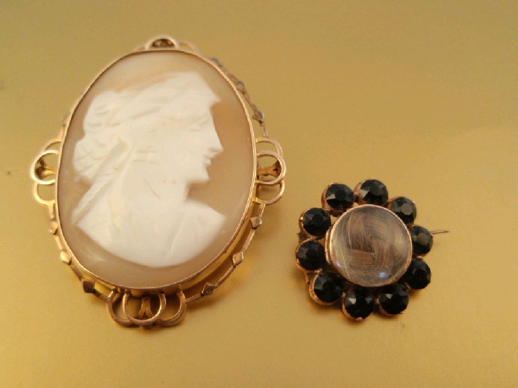 Appraisal: A shell cameo brooch in ct gold mount together with