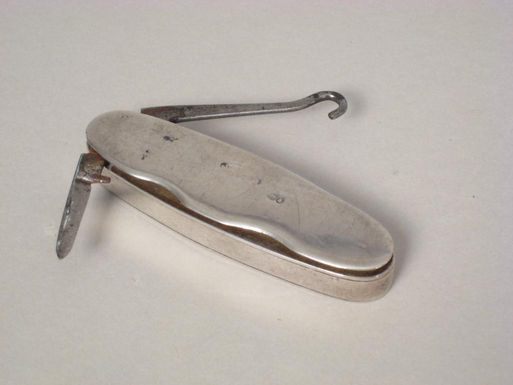 Appraisal: A Victorian combined Penknife and Vesta Case of oval form