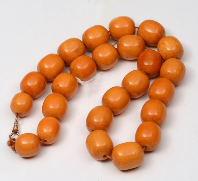 Appraisal: AN AMBER BEAD NECKLACE approximately cm grams