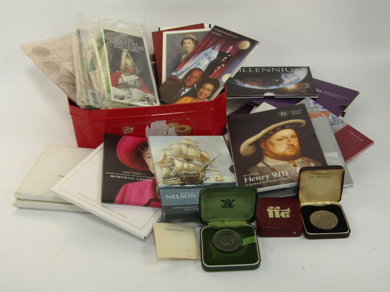 Appraisal: A quantity of commemorative crowns definitive coin sets and coins