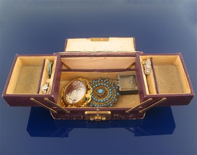 Appraisal: A small jewellery box containing a gold knot ring a