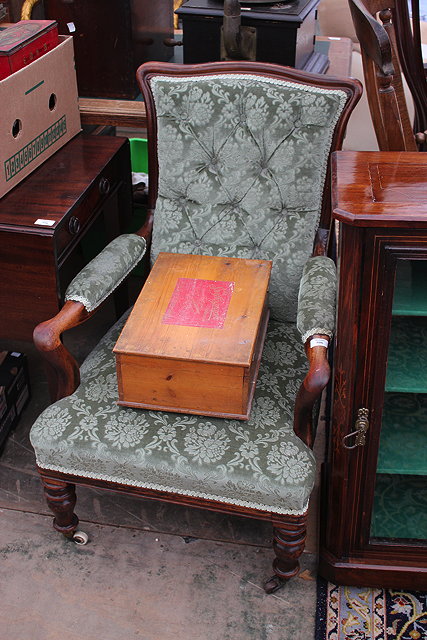 Appraisal: AN EDWARDIAN MAHOGANY OPEN ARMCHAIR with button upholstered back and