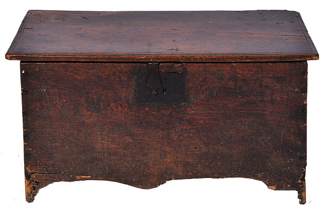 Appraisal: AN ANTIQUE OAK SIX PLANK COFFER with pine decoration to