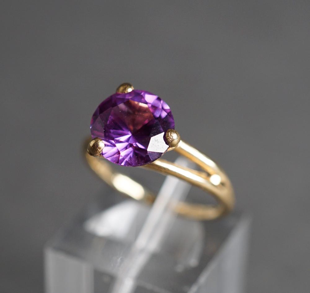 Appraisal: -KARAT YELLOW-GOLD AND COLOR-CHANGING PURPLE GEMSTONE RING GROSS DWT SIZE