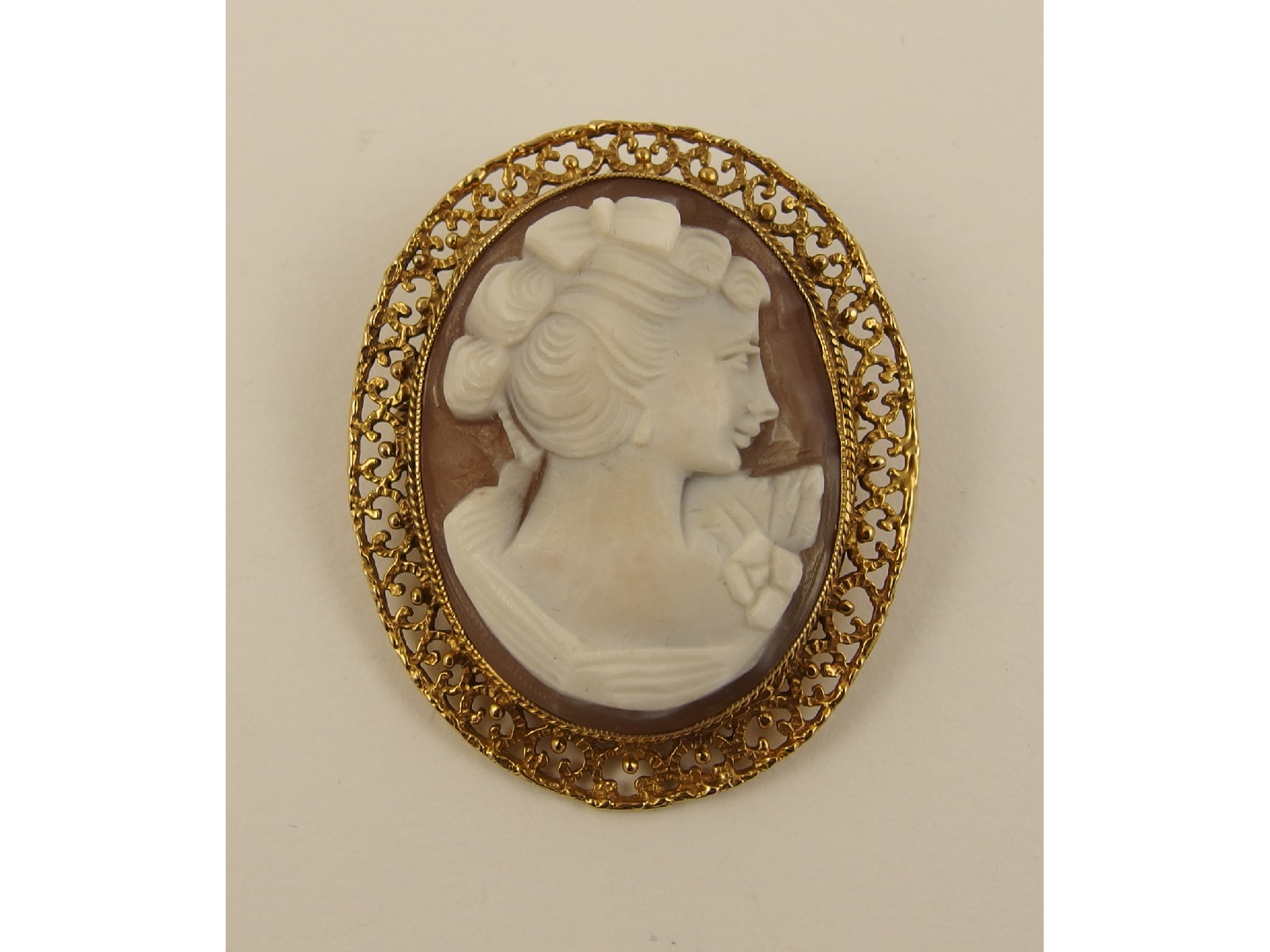 Appraisal: A shell cameo in a pierced decorative ct gold mount