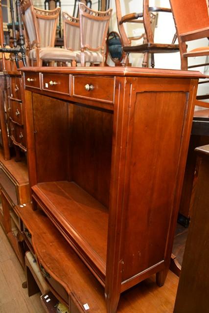 Appraisal: AN EARLY TH CENTURY MAHOGANY LOW DISPLAY CABINET