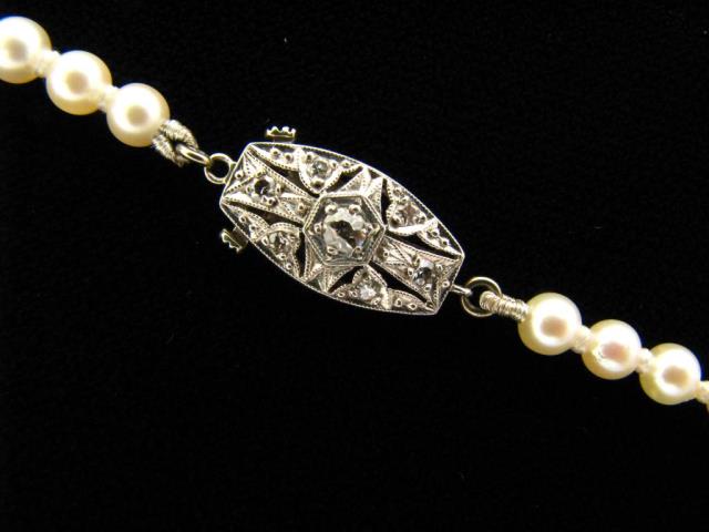 Appraisal: A strand of graduated cultured pearl mm to mm with