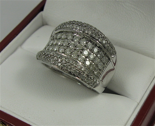 Appraisal: DIAMOND AND K WHITE GOLD RING set with round-cut diamonds