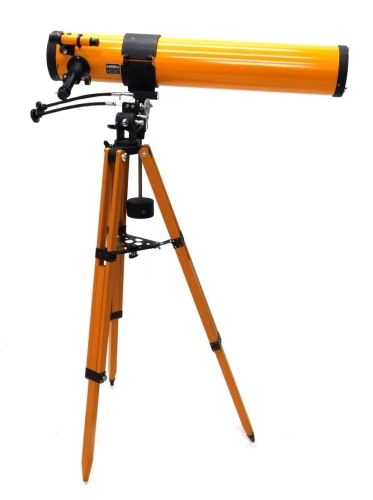 Appraisal: A Barlow freestanding telescope on tripod base the main body