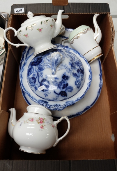 Appraisal: A collection of mixed pottery to include Wedgwood Water Nymph