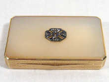 Appraisal: A carat gold and agate snuff box set with a