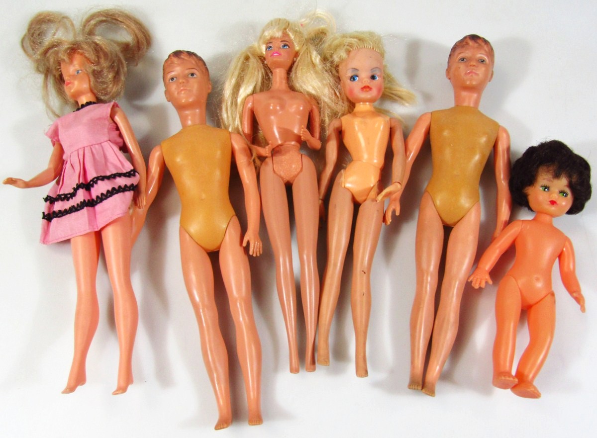 Appraisal: A copyright stamped Mattel Barbie doll with articulated limbs and