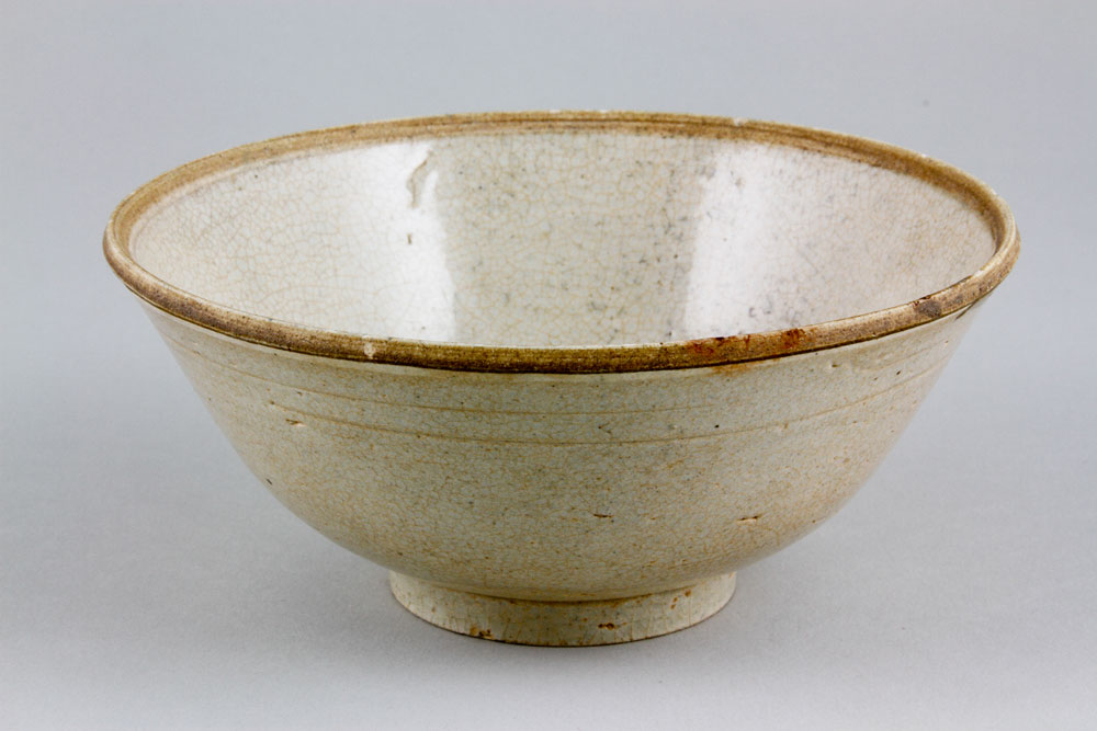 Appraisal: A - Chinese Song Dynasty Bowl Crackle glazed bowl China