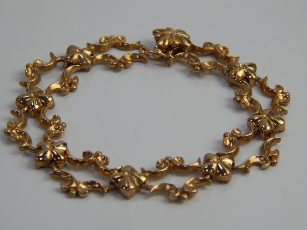 Appraisal: A ct gold bracelet in floral form with floral breaks