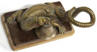 Appraisal: Small Patinated Bronze Lizard Unmarked the lizard with a small