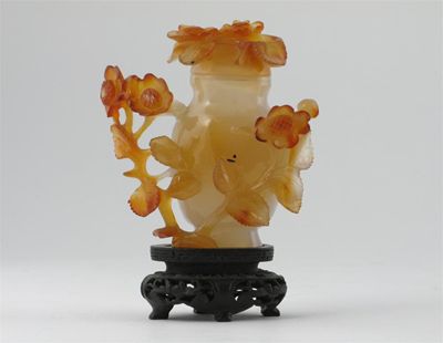 Appraisal: A Chinese agate vase and cover carved with flowers and