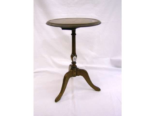 Appraisal: Walnut Queen Anne style candle stand