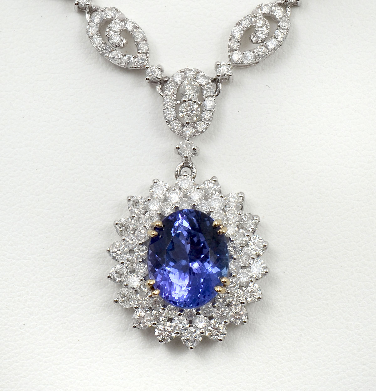 Appraisal: STUNNING K TANZANITE DIAMOND NECKLACE CT tanzanite is set within