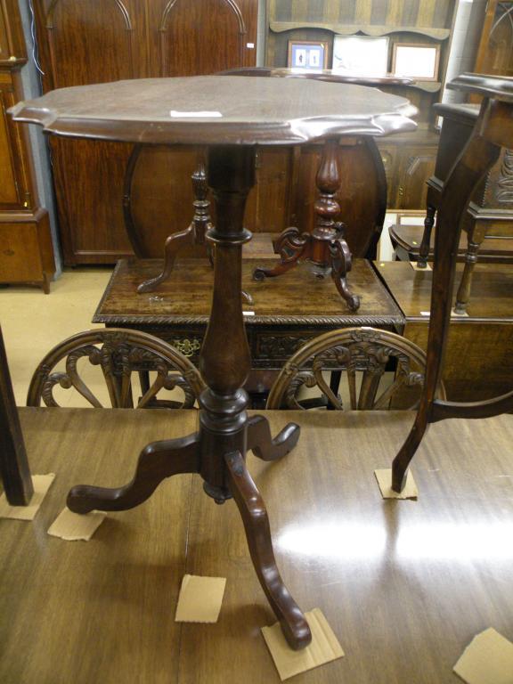 Appraisal: A Victorian mahogany occasional table with a shaped top on