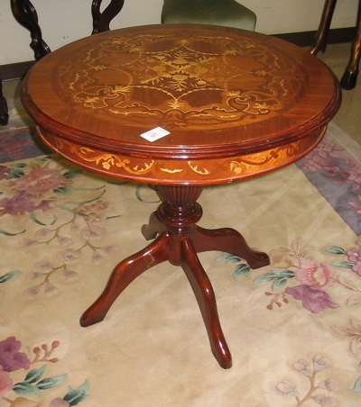 Appraisal: A ROUND MARQUETRY LAMP TABLE the circular mahogany and walnut