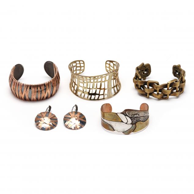 Appraisal: FIVE MODERNIST MIXED METAL JEWELRY ITEMS To include a copper-wrapped