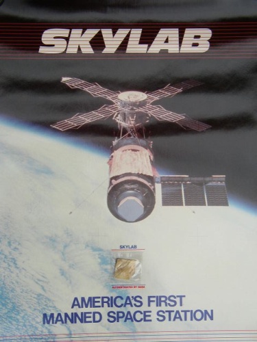 Appraisal: FLOWN Skylab Re-entry Fragment An approximately -inch square fragment of