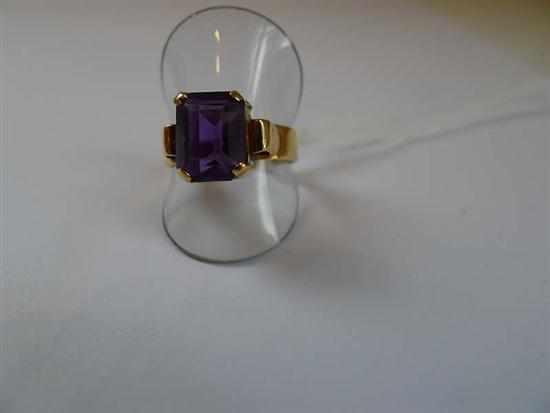 Appraisal: A AMETHYST DRESS RING IN CT GOLD