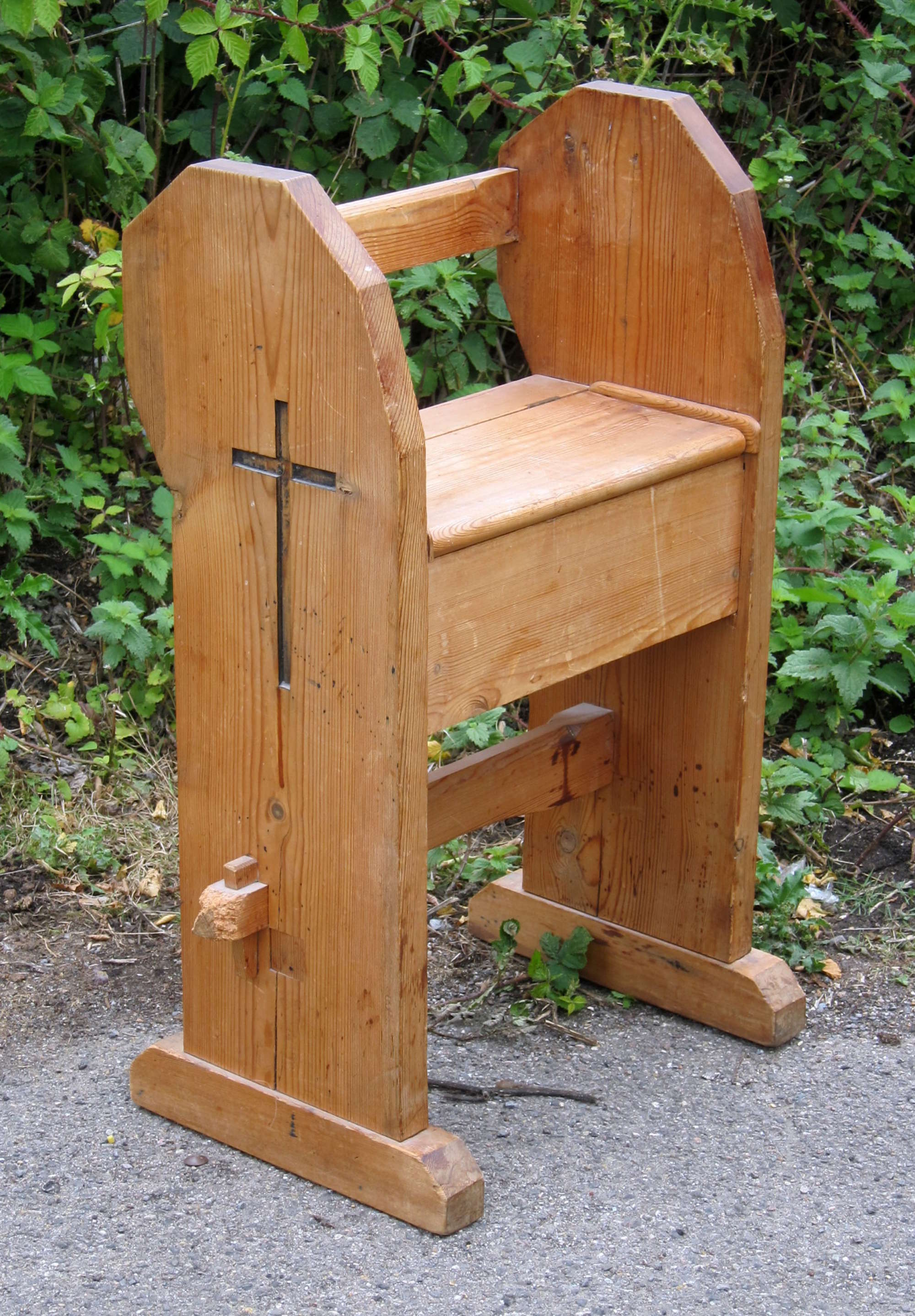 Appraisal: Pine single seated settle with hinged seat