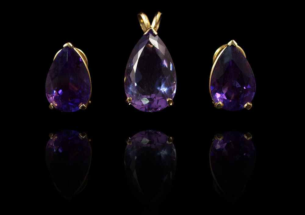 Appraisal: CTW AMETHYST PENDANT EARRING SET K yellow gold pendant and