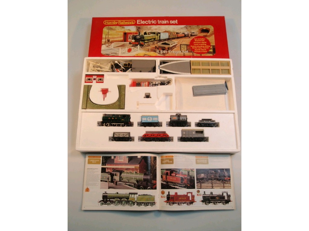 Appraisal: A Hornby railways electric train set R GWR freight set