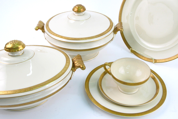 Appraisal: A HUETCHENREUTHER FINE CHINA SET in the Crown Lion Ivory