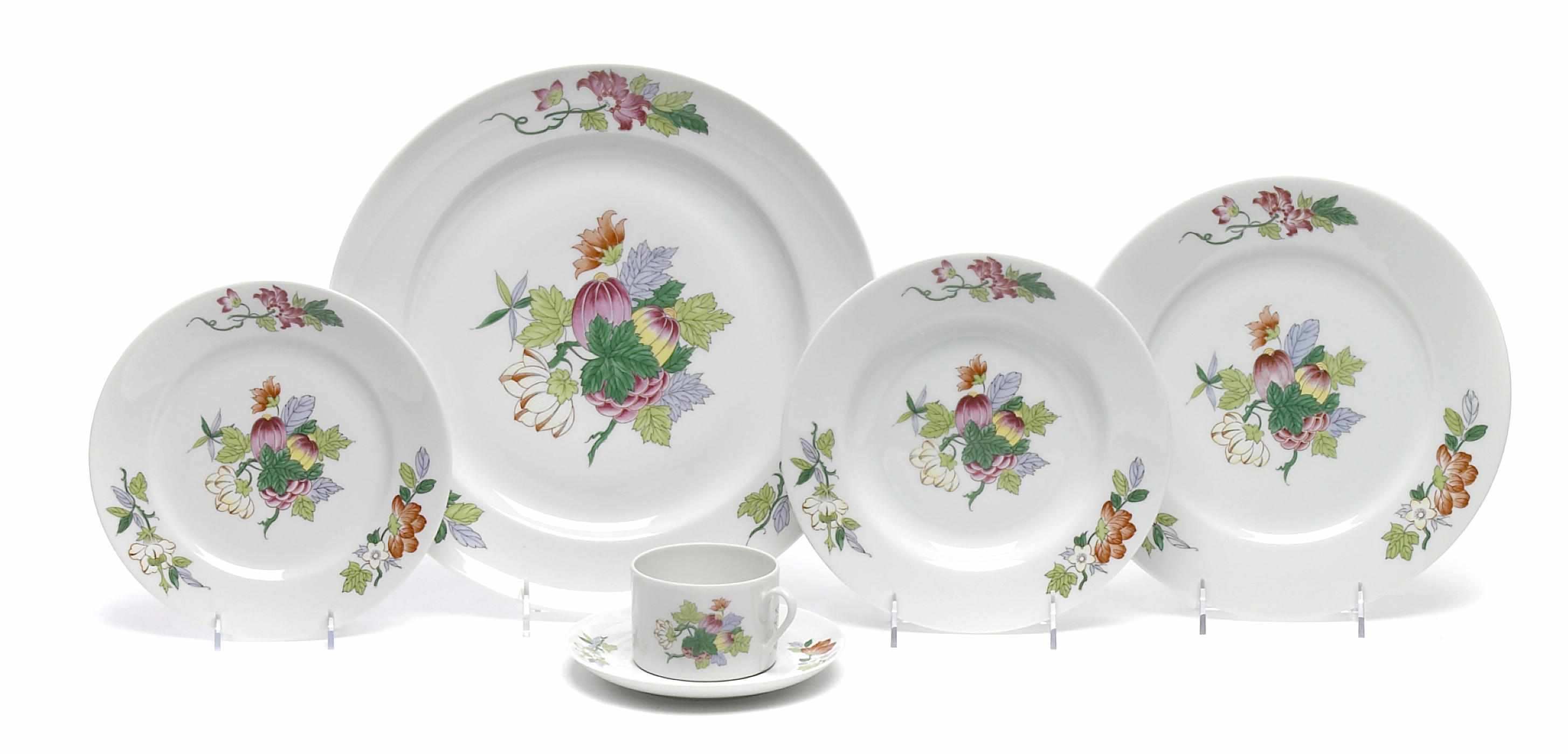 Appraisal: A Vista Alegre part dinner and tea service Comprising twelve