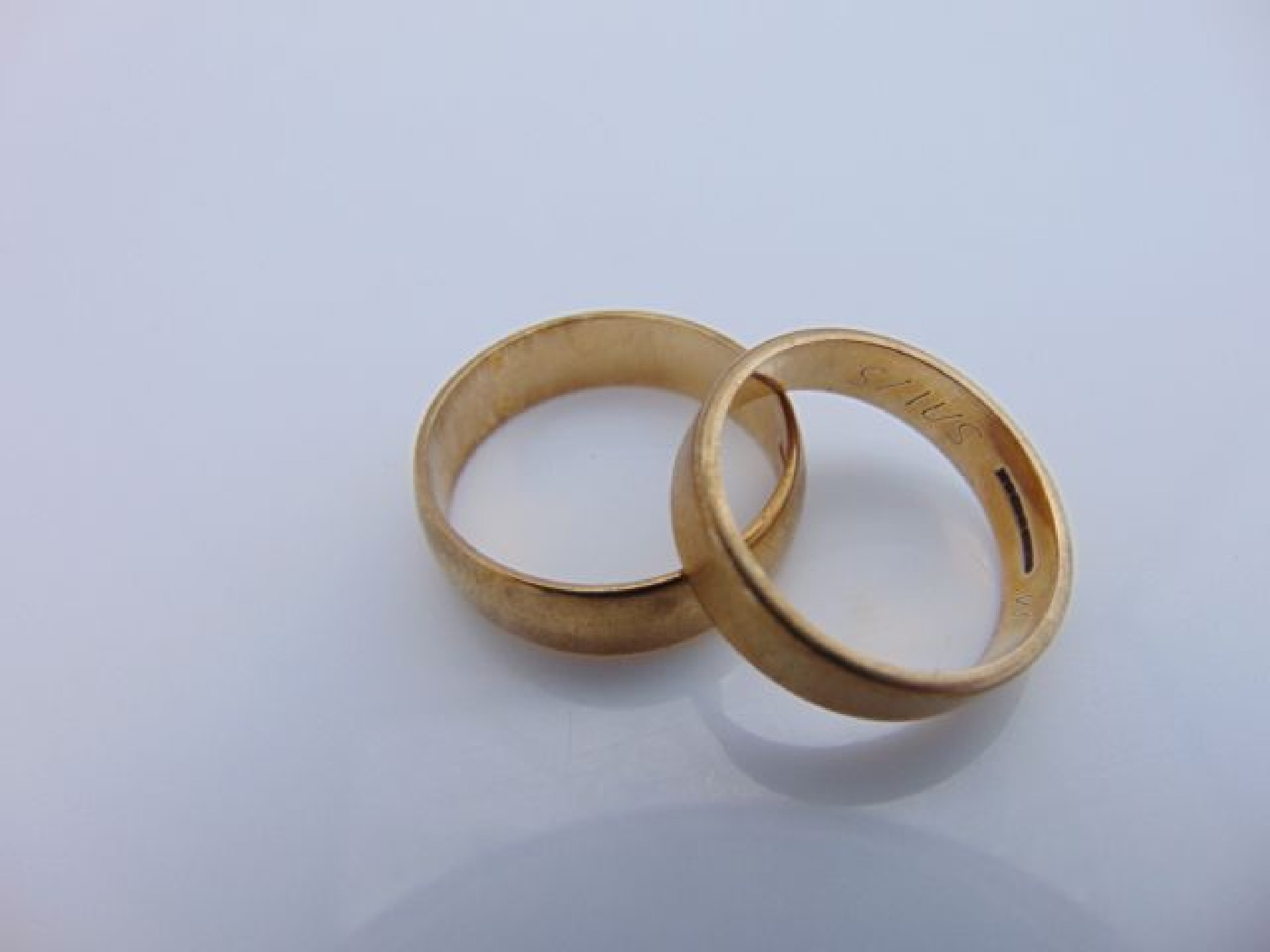 Appraisal: A ct gold wedding band g size O and a