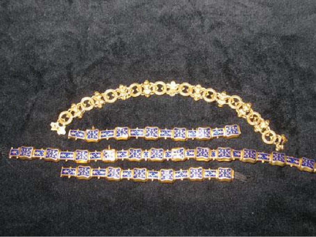 Appraisal: AN VICTORIAN NECKLACE each square and rectangular alternating link with