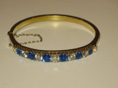 Appraisal: A VICTORIAN PASTE BANGLE of hinged form the top claw