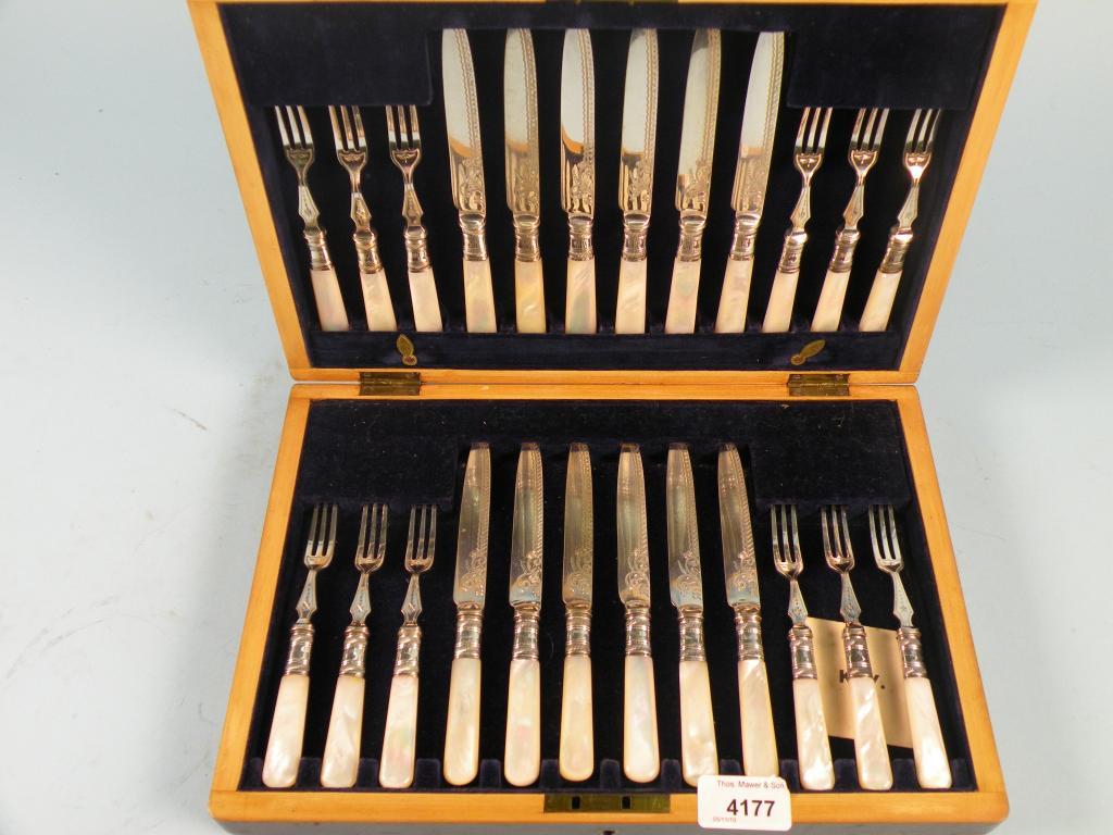 Appraisal: A set of twelve Edwardian silver plated dessert knives and