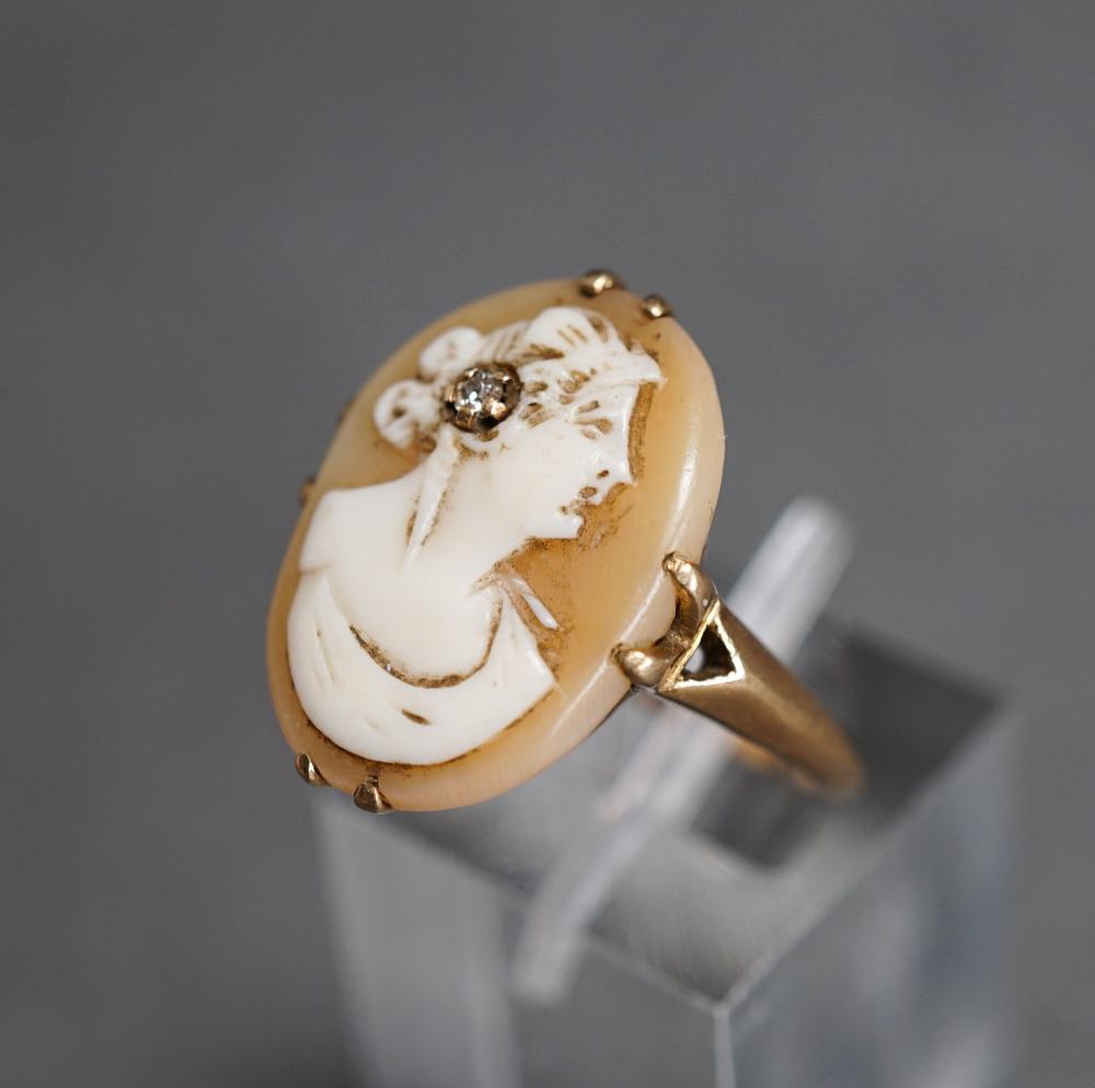 Appraisal: -KARAT YELLOW-GOLD AND SHELL CAMEO RING GROSS DWT SIZE -Karat