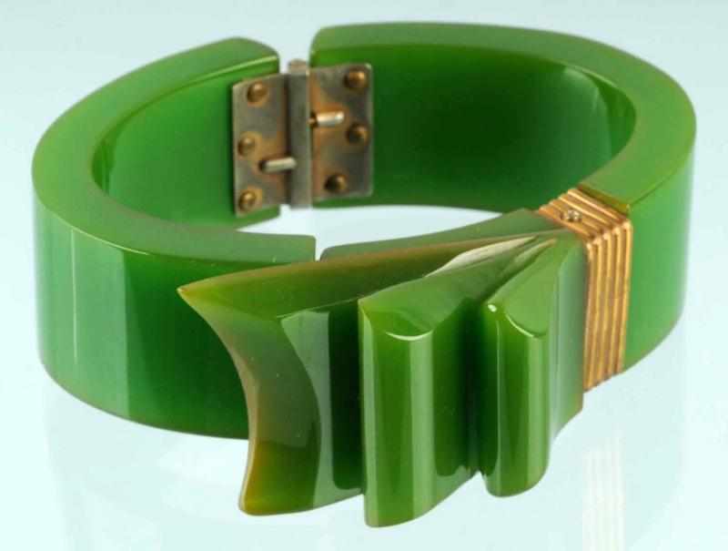 Appraisal: Bakelite Green Clamp Bow Bracelet Condition Excellent Size - Dia