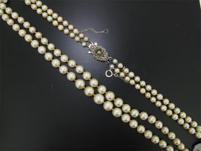 Appraisal: A two row cultured pearl necklace The pearls graduate from