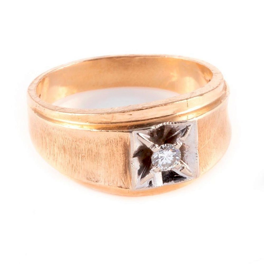 Appraisal: Gents diamond and k gold ring centering a round brilliant-cut