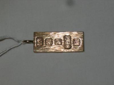 Appraisal: A CT GOLD INGOT PENDANT with rustic finish long gms