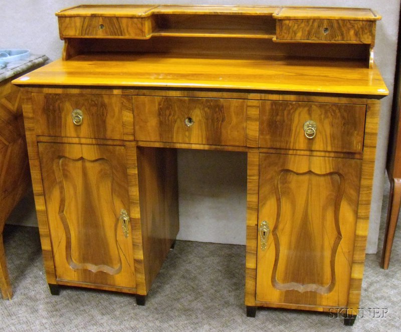 Appraisal: Victorian-style Walnut Veneer Double-pedestal Desk