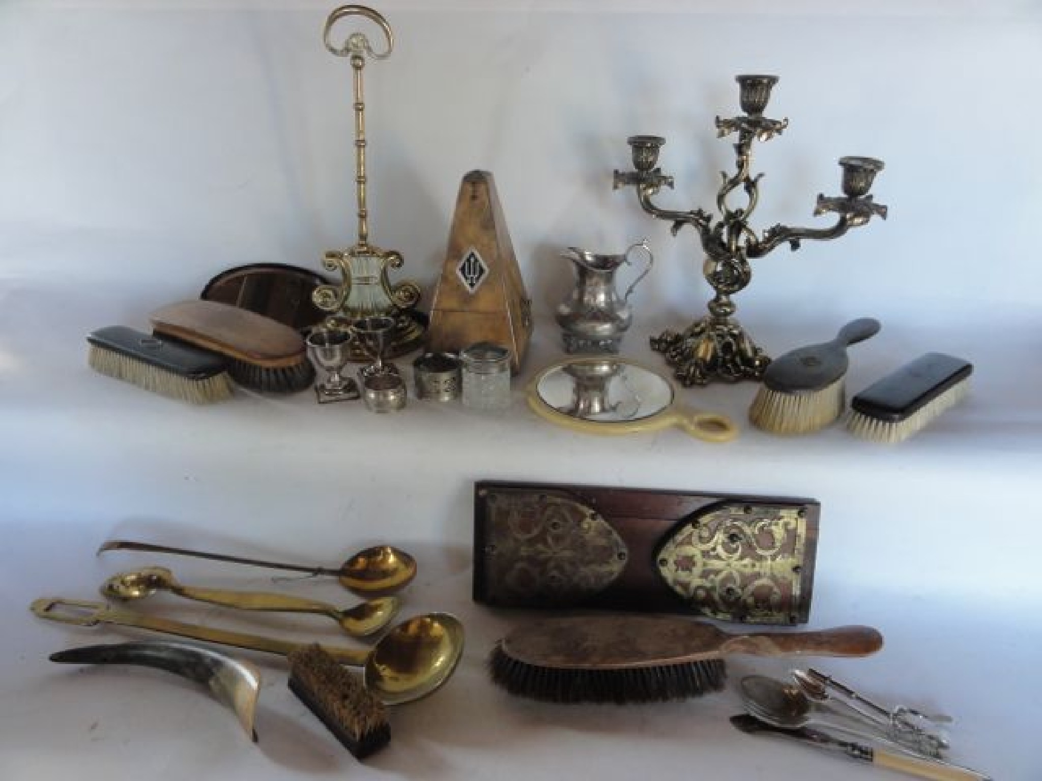 Appraisal: A quantity of various brass and copper trays a weighted