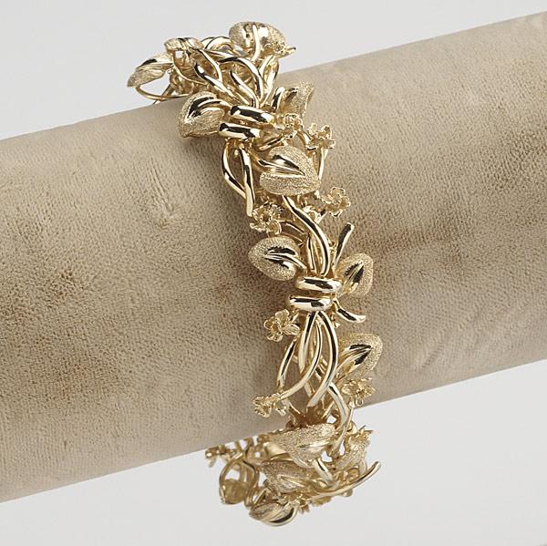 Appraisal: GOLD FLORAL GARLAND BRACELET k yg links ca gs x