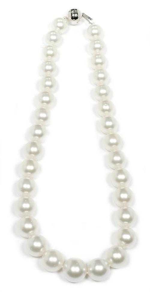 Appraisal: PEARL NECKLACE Fastener in white gold Attractive necklace of graduated