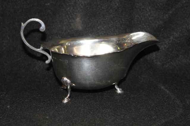 Appraisal: A SILVER SAUCE BOAT in the Georgian style with cabriole